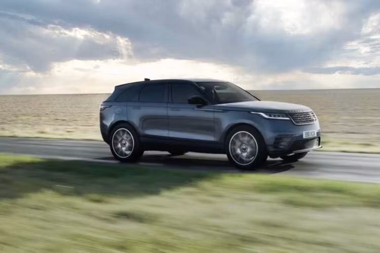 Những tính năng đáng chú ý còn lại của mẫu SUV hạng sang này gồm có hệ thống treo khí nén, khả năng lội nước tối đa 580 mm, hỗ trợ phanh khẩn cấp, cảnh báo điểm mù, hỗ trợ giữ làn đường, cảnh báo phương tiện băng ngang phía sau, kiểm soát hành trình chủ động và cảnh báo khi người lái mệt mỏi.