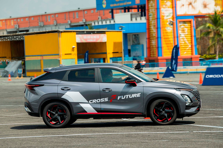 Omoda C5 2024 mới được thiết kế với vai trò là một chiếc xe SUV đô thị hiện đại, năng động và nhiều công nghệ, chủ yếu hướng tới tệp khách hàng trẻ tuổi. Ngoại hình xe nổi bật với mặt ca lăng kim cương độc đáo, cụm đèn trước Full LED chữ T sắc sảo và đuôi xe kiểu fastback thể thao.