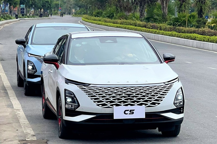 Hệ thống ADAS với 17 tính năng thông minh, thân xe bằng thép cường độ cao (78%) được thiết kế để chịu được áp suất lên tới 1800Mpa, Omoda C5 được chứng nhận an toàn 5 sao EURO NCAP đảm bảo sự an toàn tối đa cho người lái và hành khách. Omoda &amp; Jaecoo Việt Nam chia sẻ thời gian công bố giá &amp; chính thức ra mắt dự kiến của Omoda C5 vào cuối tháng 9/2024.