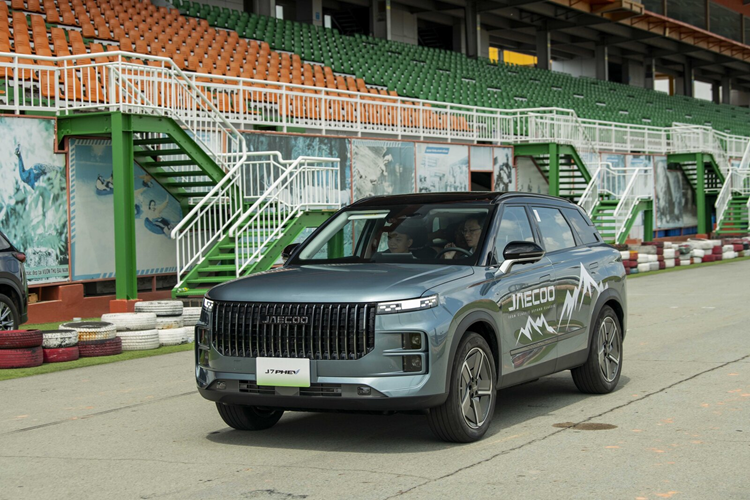 Đặc biệt, các mẫu xe động cơ xăng sẽ được áp dụng chế độ bảo hành động cơ lên tới 10 năm hoặc 1 triệu km, cùng chính sách bảo hành xe 6 năm hoặc 160.000 km. Sau Omoda C5 sẽ đến lượt mẫu xe Jaecoo J7 được giới thiệu đến người tiêu dùng Việt Nam trong năm 2024.