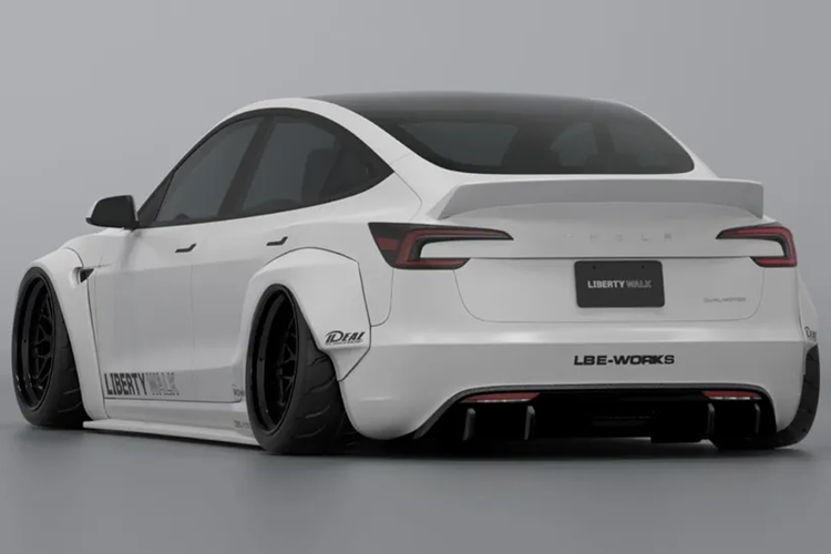 Chính vì vậy mà rất có thể người dùng sẽ phải tự lựa chọn tùy chọn hệ thống treo hay mâm xe độ phù hợp trên chiếc xe độ. Thương hiệu Liberty Walk cho biết gói độ này được làm bằng nhựa gia cố sợi thủy tinh (FRP) và rất có thể trong tương lai sẽ có thêm các tùy chọn trang bị bằng vật liệu carbon.