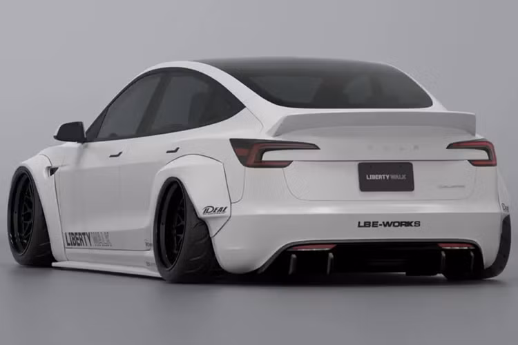 Chính vì vậy mà rất có thể người dùng sẽ phải tự lựa chọn tùy chọn hệ thống treo hay mâm xe độ phù hợp trên chiếc xe độ. Thương hiệu Liberty Walk cho biết gói độ này được làm bằng nhựa gia cố sợi thủy tinh (FRP) và rất có thể trong tương lai sẽ có thêm các tùy chọn trang bị bằng vật liệu carbon.