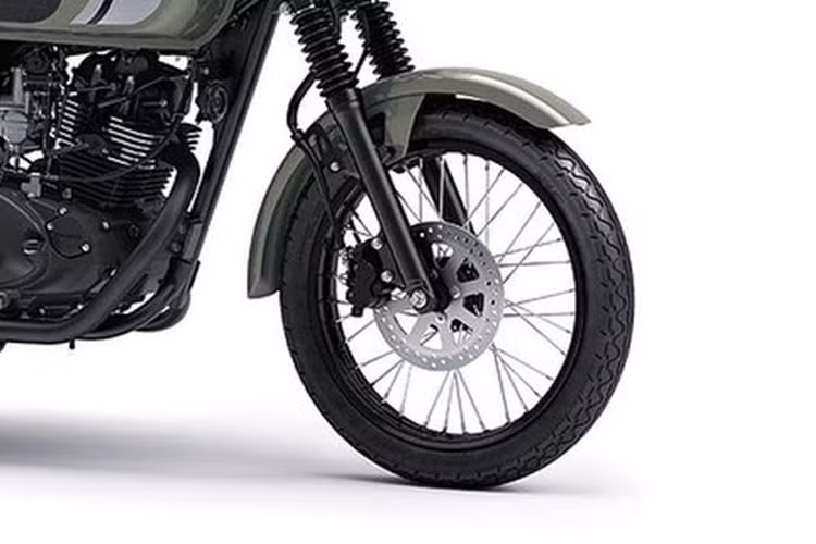 Bản W175 CAFE là 1.940 x 765 x 1.045 mm, chiều dài cơ sở 1.275 mm, khoảng sáng gầm 165 mm, độ cao yên 785 mm. Kawasaki W175 2025 được trang bị bộ vành kích thước 17inch sơn đen. Trang bị an toàn với phanh đĩa đơn ở bánh trước và phanh sau tang trống.