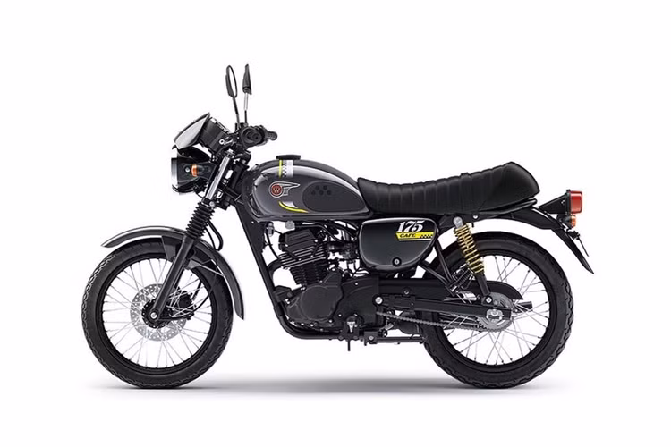 Trong khi đó, W175TR mang kiểu dáng scrambler với những trang bị như tay lái cao, bình xăng hẹp, ống xả đặt hướng lên, yên liền, ốp bảo vệ động cơ, giảm xóc sơn đỏ.