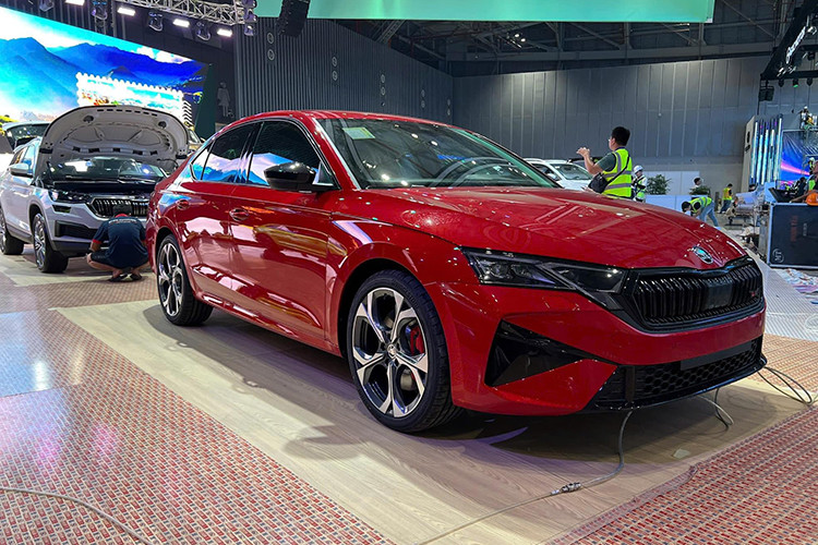 Trang bị an toàn của xe được nâng cấp với những tính năng trợ lái nâng cao ADAS mới nhất. Xe có thêm tính năng hỗ trợ đỗ xe điều khiển từ xa, kết hợp với điều khiển bằng giọng nói Chat GPT dựa trên trí thông minh nhân tạo AI. Mức giá xe Skoda Octavia 2025 hiện chưa công bố