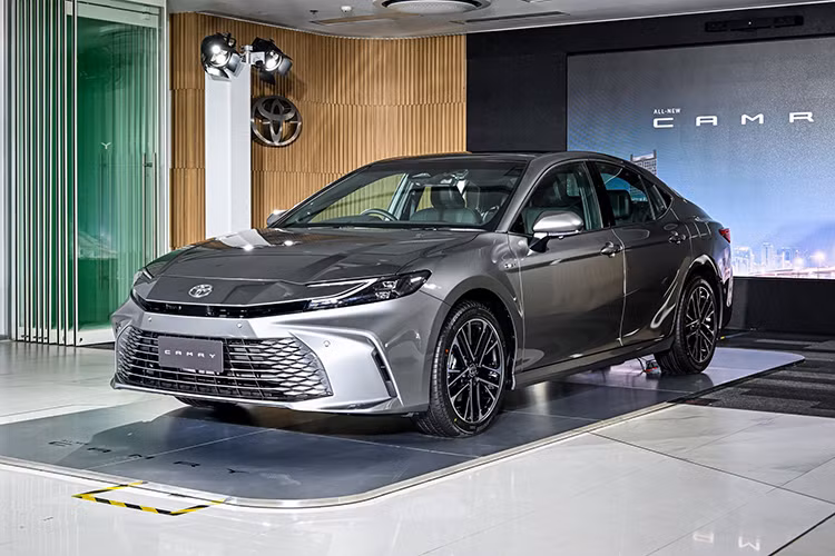 Theo thông tin từ đại lý, Toyota Camry 2025 về Việt Nam sẽ nhập khẩu Thái Lan và bị cắt phiên bản máy xăng 2.5Q và tăng số lượng phiên bản hybrid từ 1 lên 2. Mức giá xe Toyota Camry 2025 hiện chưa công bố.