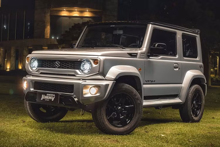 Bên cạnh đó là hệ thống treo trước/sau dùng lò xo trụ, góc tiếp cận 37 độ, góc vượt đỉnh dốc 28 độ, góc thoát 49 độ và hệ dẫn động 4 bánh AllGrip 4WD với chế độ cầu nhanh, cầu chậm.