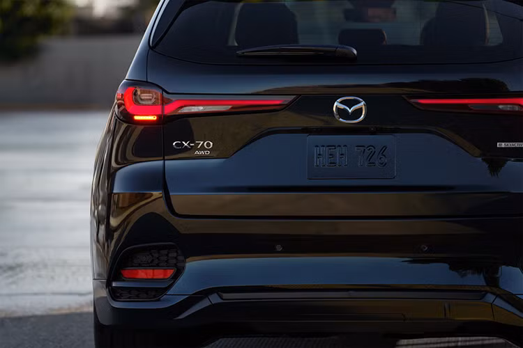 Ngay cả khi xét riêng trong nhóm các bản cấu hình dùng hệ truyền động hybrid sạc điện PHEV thì giá xe Mazda CX-70 cũng đắt hơn CX-90 đối với bản thấp nhất của từng dòng xe.