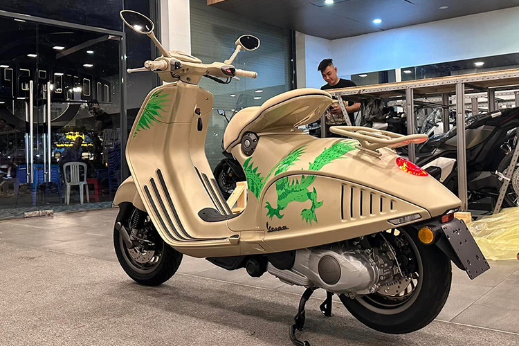 Việc nguồn hàng khá khan hiếm có thể khiến giá xe bị đội lên nhiều lần giống với một số phiên bản đặc biệt khác của Vespa 946 từng được mở bán tại Việt Nam vào thời điểm năm 2022 - 2023 bị kênh lên cả tỷ đồng.