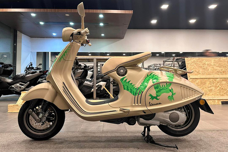 Theo thông tin từ Piaggio Việt Nam, mẫu xe tay ga hạng sang Vespa 946 Dragon 2024 chính hãng dự kiến cũng được bán ra từ tháng 4 năm nay với số lượng xe cực kỳ giới hạn.