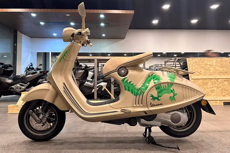 Theo thông tin từ Piaggio Việt Nam, mẫu xe tay ga hạng sang Vespa 946 Dragon 2024 chính hãng dự kiến cũng được bán ra từ tháng 4 năm nay với số lượng xe cực kỳ giới hạn.