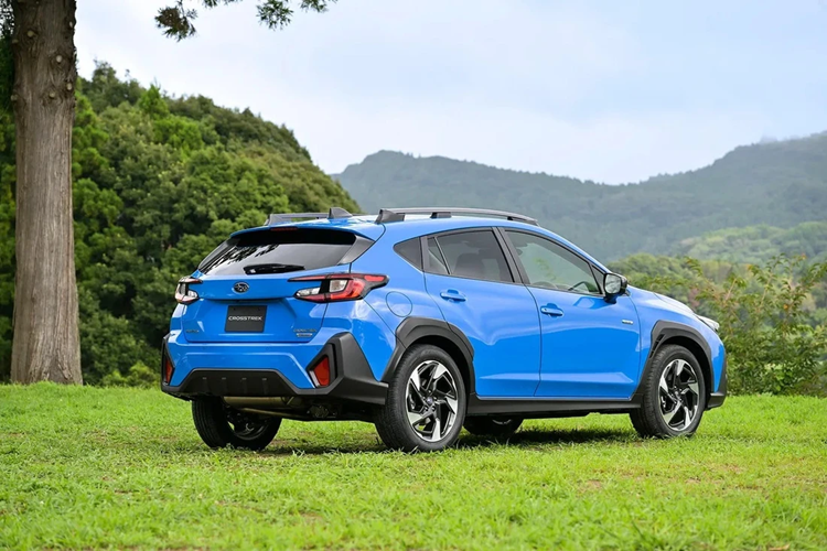Subaru Crosstrek có kích thước dài x rộng x cao lần lượt 4.480 x 1.800 x 1.580 mm, chiều dài cơ sở 2.670 mm và khoảng sáng gầm ở mức 200 mm. Ngoại thất Subaru Crosstrek được cho là khá tương đồng mẫu xe "đàn anh" Subaru Outback.