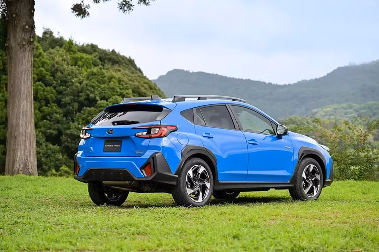 Subaru Crosstrek có kích thước dài x rộng x cao lần lượt 4.480 x 1.800 x 1.580 mm, chiều dài cơ sở 2.670 mm và khoảng sáng gầm ở mức 200 mm. Ngoại thất Subaru Crosstrek được cho là khá tương đồng mẫu xe "đàn anh" Subaru Outback.