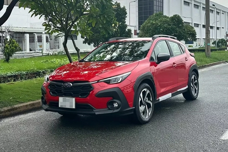 Đối thủ của Subaru Crosstrek trong phân khúc SUV cỡ B/B+ tại Việt Nam sẽ gồm Toyota Corolla Cross (820-905 triệu đồng), Mazda CX-30 (699-749 triệu đồng), Peugeot 2008 (719-769 triệu đồng) hay Mitsubishi Xforce (599-705 triệu đồng), Toyota Yaris Cross (650-765 triệu đồng), Kia Seltos (599-799 triệu đồng), Hyundai Creta (599-699 triệu đồng).