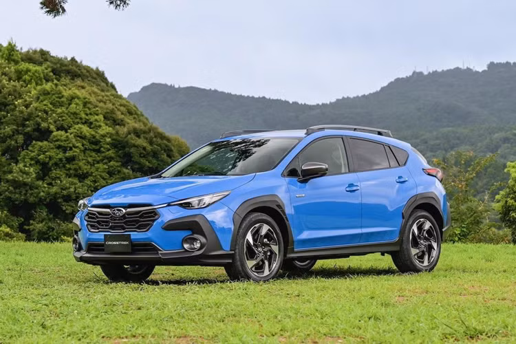 Phiên bản hybrid dùng động cơ 2.0L công suất 145 mã lực và mô-men xoắn cực đại 188 Nm, kết hợp motor điện để cho ra tổng công suất 150 mã lực, mô-men xoắn 196 Nm.