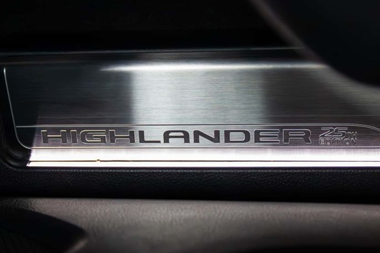 Ở bên trong, Toyota Highlander 25th Edition sở hữu không gian nội thất hiện đại và sang trọng với hệ thống loa JBL, điều hòa không khí ba vùng và màn hình hiển thị trung tâm 12,3 inch. Logo “Highlander 25th Edition” xuất hiện tại nhiều nơi trong cabin, ví dụ như thảm sản, đèn chào mừng, tapli cửa và lưng ghế.