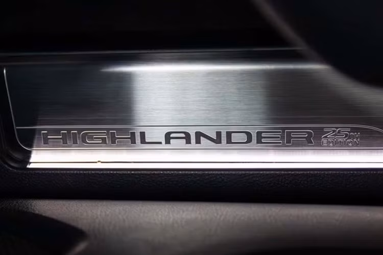 Ở bên trong, Toyota Highlander 25th Edition sở hữu không gian nội thất hiện đại và sang trọng với hệ thống loa JBL, điều hòa không khí ba vùng và màn hình hiển thị trung tâm 12,3 inch. Logo “Highlander 25th Edition” xuất hiện tại nhiều nơi trong cabin, ví dụ như thảm sản, đèn chào mừng, tapli cửa và lưng ghế.