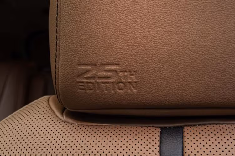 Tương tự các phiên bản khác, Toyota Highlander 25th Edition có 2 lựa chọn động cơ. Đầu tiên là động cơ 2.4L 4 xi-lanh tăng áp, sản sinh công suất tối đa 265 mã lực và mô-men xoắn cực đại 420 Nm. 