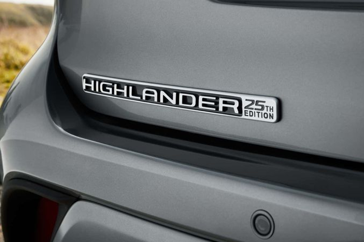 Xe sở hữu ngoại hình được chau chuốt kỹ hơn các phiên bản thông thường với ốp cản sau, cản trước và bậc lên xuống có thêm đường viền màu bạc, đi kèm logo Highlander 25th Edition ở cửa cốp sau.