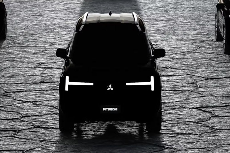 Bắt đầu với các xe ở hàng giữa, chiếc ở phía trước có vẻ như là một mẫu SUV cỡ lớn sẽ thay thế cho Pajero Sport, còn chiếc phía sau là D:X concept, nền tảng của mẫu Delica thế hệ mới. Ba chiếc xe ở phía bên trái của bức ảnh đều có vẻ là những mẫu SUV cỡ nhỏ.