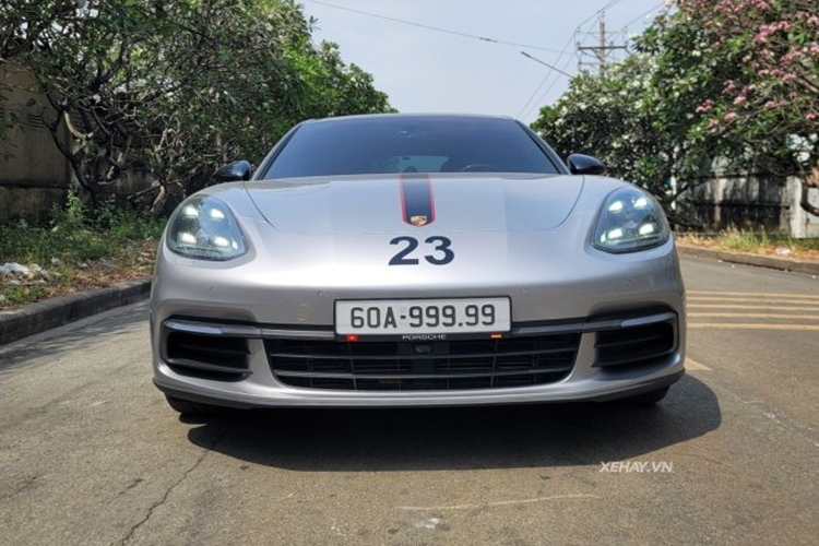 Chiếc Porsche Panamera thế hệ thứ 2 này có kích thước dài x rộng x cao lần lượt là 5.049 x 1.937 x 1.423 mm, chiều dài trục cơ sở 2.950 mm.