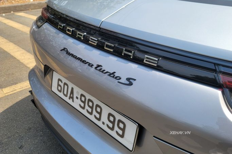 Hàng ghế thứ 2 cũng được trang bị màn hình thông tin giải trí đặt ở trung tâm. Ngay phía dưới là các nút bấm dạng cơ, chế tác từ nhôm cao cấp. Khoang hành lý của Panamera thế hệ thứ 2 có dung tích 495 lít, mở rộng lên 1.304 lít khi gập hàng ghế thứ 2.