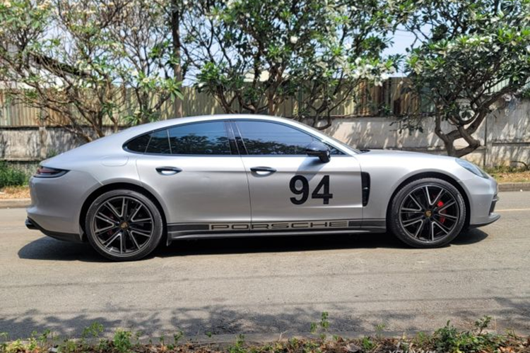 Xe sở hữu bộ cánh màu xám đặc trưng của hãng xe thể thao hạng sang nước Đức, nhưng được dán thêm decal là một dải đen trên nắp capo cùng con số 23 làm điểm nhấn. Đầu xe gây ấn tượng với cụm đèn pha LED ma trận đi cùng hốc hút gió trước được sơn đen tích hợp dải đèn LED.