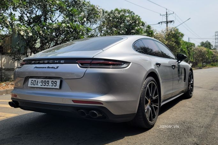 Cung cấp sức mạnh cho mẫu Porsche Panamera Turbo S 2018 này là động cơ V6 Turbo 3.0 lít có thể tạo ra công suất 330 mã lực và mô-men xoắn cực đại 450 Nm.