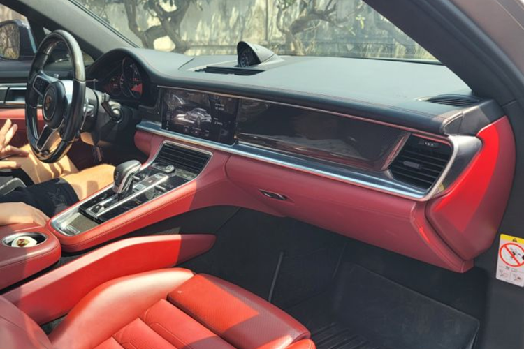 Phía đuôi xe là cụm đèn hậu LED thanh mảnh cùng logo Porsche với dòng chữ Panamera Turbo S nổi bật. Về nội thất, dù đã qua nhiều năm sử dụng nhưng nhìn chung khoang cabin của xe vẫn còn khá mới và hiện đại.