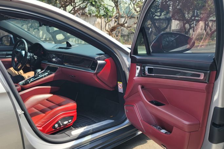 Xe được trang bị màn hình trung tâm kích thước 12 inch tích hợp hệ thống PCM, điều khiển bằng giọng nói, định vị; vô-lăng 3 chấu thể thao bọc da, lẫy chuyển số thể thao, phía sau là một đồng hồ analog; hệ thống loa Bose; cửa sổ trời và ghế chỉnh điện 14 hướng…