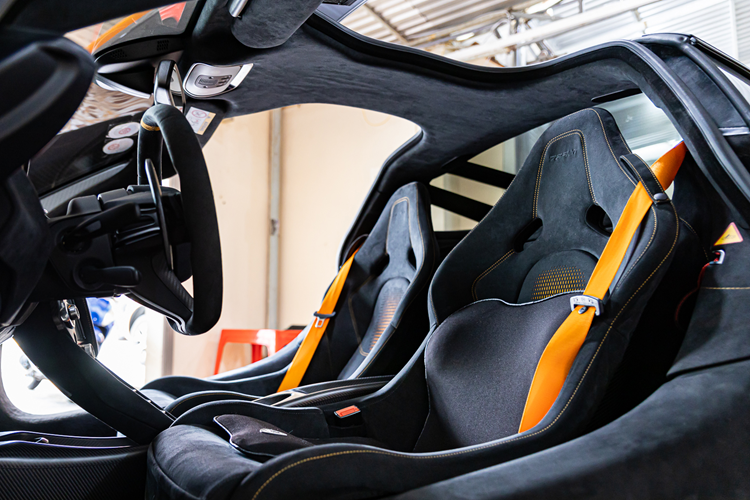 McLaren 765LT vẫn sở hữu khối động cơ V8, tăng áp kép, dung tích 4.0 lít như McLaren 720S nhưng lại có thêm 45 mã lực ở công suất động cơ giúp xe có đến 755 "con ngựa" và mô-men xoắn cực đại 800 Nm.