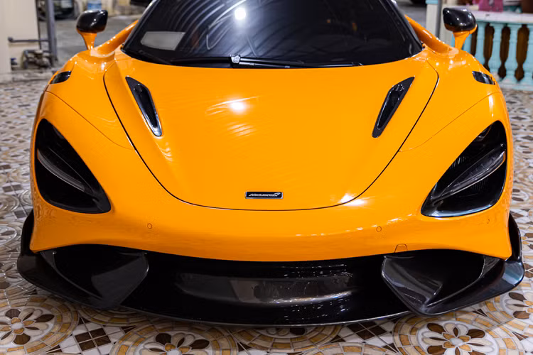 Siêu xe McLaren 765LT mới xuất hiện tại Tp.HCM mang màu cam bóng kết hợp bộ mâm sơn đen cùng kẹp phanh đồng màu với ngoại thất.