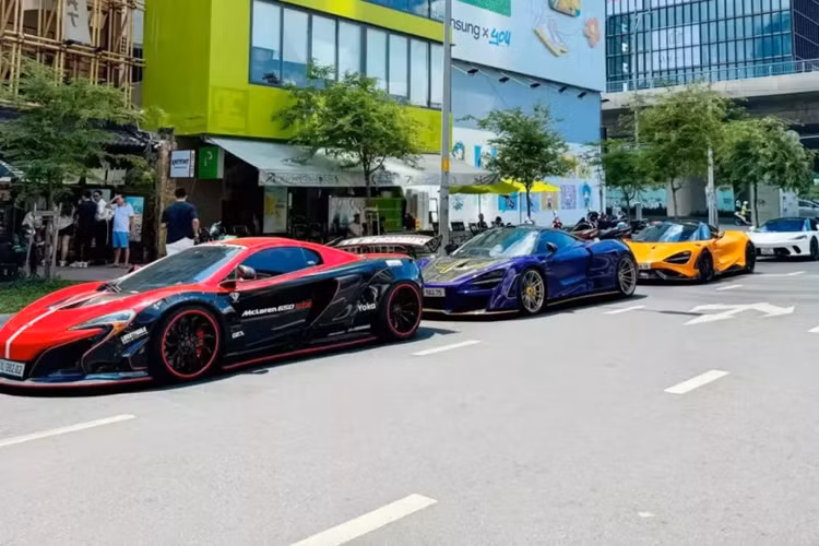 Trên toàn thế giới chỉ có đúng 765 chiếc siêu xe giới hạn McLaren 765LT, và chiếc trong bài là xe thứ 4 về nước, từng thuộc sở hữu của 1 đại gia Kiên Giang, trước khi người này bán lại xe. Mới đây chiếc, 765LT này đã bị bắt gặp đi cùng với 3 xe McLaren khác.