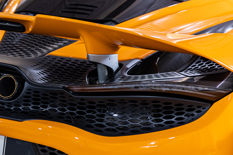 Chiếc xe McLaren 765LT này mang số thứ tự 381 trên tổng số 765 xe được sản xuất ra thế giới. Nội thất xe có tông màu tối với da Alcantara kết hợp cùng carbon và các viền cam hay dây đai an toàn cũng hoàn thành với màu cam ở ngoại thất.