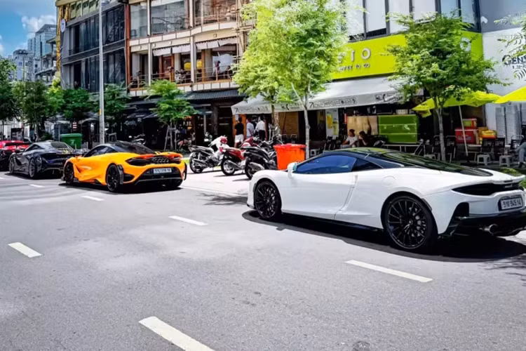 Trong khi bộ 3 McLaren 650S Spider, McLaren 720S độ N-Largo của Novitec, và McLaren GT đã quá quen thuộc với giới mê xe, thì chiếc siêu xe giới hạn McLaren 765LT hàng hiếm lại là lần đầu tiên xuất hiện.
