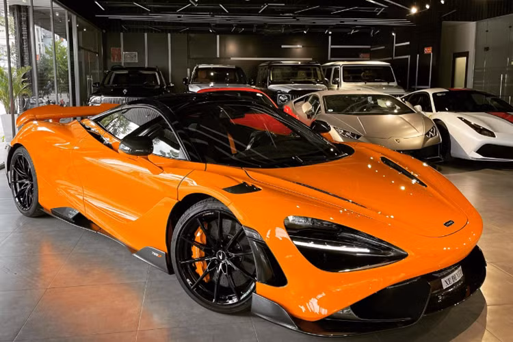 Phiên bản giới hạn này chỉ mất thời gian 2,8 giây để tăng tốc lên 100 km/h từ vị trí xuất phát trước khi đạt vận tốc tối đa 330 km/h. Mức giá xe McLaren 765LT không chính hãng khoảng 33 tỷ khi mới về Việt Nam, nhưng hiện nay trên sàn xe cũ chỉ khoảng gần 25 tỷ đồng.