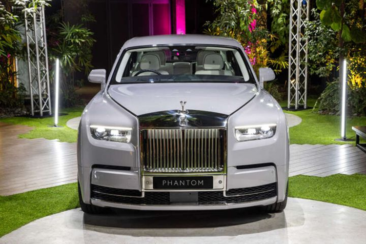 Mới đây, Roll-Royce đã ra mắt mẫu Phantom Series II 2024 tại thị trường Malaysia. Đối với quốc gia Đông Nam Á này, xe được phân phối với 2 biến thể kiểu dáng thân xe. Mức giá xe Roll-Royce Phantom Series II 2024 mới bản tiêu chuẩn từ 2,5 triệu RM (khoảng 13 tỷ đồng).