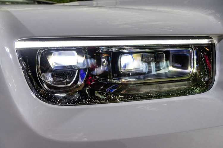 Trong khi đó, bản Roll-Royce Phantom Series II 2024 bản Extended với trục cơ sở dài hơn 50 mm có giá khởi điểm là 2,9 triệu RM (hơn 15 tỷ đồng). Tương tự các thị trường khác, Rolls-Royce Phantom Series II ở Malaysia được cung cấp với một danh sách dài các tùy chọn cá nhân hóa, đủ để đáp ứng các yêu cầu khó khăn nhất từ phía khách hàng.