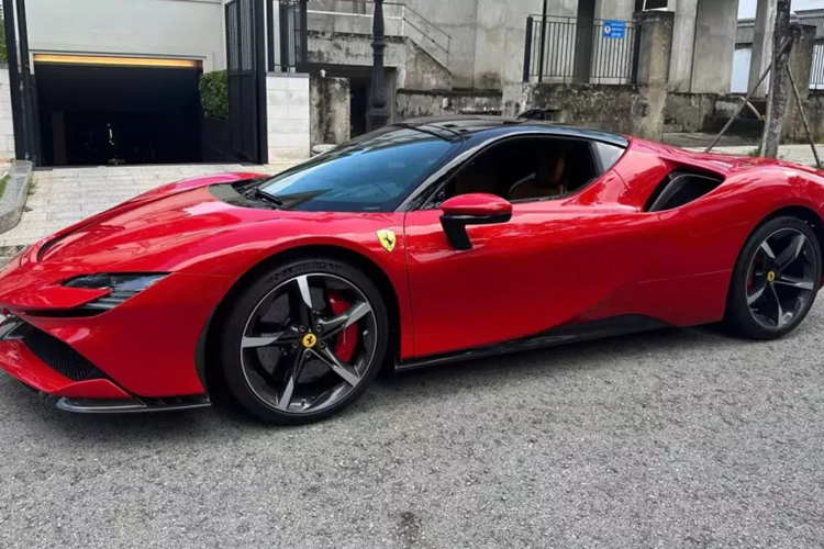 Ngày 27/9 vừa qua, giới mê xe tại Hà Nội đã có dịp vui mừng vì sắp đón 1 chiếc siêu xe Ferrari SF90 Stradale về Hà Nội định cư, cụ thể đây là 1 trong 5 chiếc SF90 Stradale đầu tiên về Việt Nam và thuộc đời 2022.