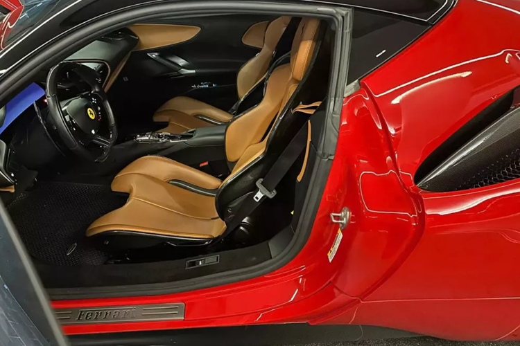 Động cơ V8 kết hợp với hệ thống hybrid bao gồm 3 mô-tơ điện cung cấp thêm công suất 217 mã lực này là cụm pin lithium-ion 7,9 kWh. Kết hợp 3 mô-tơ điện với động cơ xăng V8, siêu xe hybrid Ferrari SF90 Stradale có tổng công suất tối đa 986 mã lực.