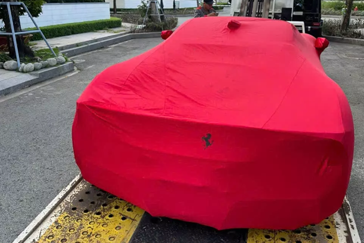 Ferrari SF90 Stradale có thể tăng tốc từ vị trí xuất phát lên 100 km/h trong thời gian 2,5 giây trước khi đạt vận tốc tối đa 340 km/h.