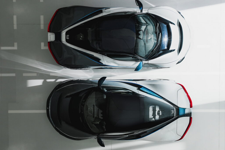 Đúng như tên gọi, Battista Reversario đảo ngược tất cả các màu sắc của bản gốc, tạo ra một bộ đôi xe Pininfarina Battista hoàn hảo, không thể tách rời. Phần thân xe và bộ mâm thể thao 5 chấu được sơn màu trắng bóng Bianco Sestiere, phần trên sơn màu xám bóng Grigio Antonelliano.