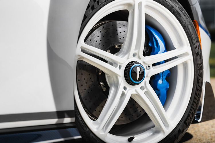 Mẫu xe vẫn được trang bị bốn động cơ điện tạo ra công suất tổng hợp 1.877 mã lực và mô-men xoắn 2.340 Nm cùng bộ pin 120 kWh. Giống như Battista thông thường, khả năng tăng tốc 0 – 100 km/h của chiếc xe vẫn ấn tượng với thời gian chỉ 1,86 giây, tăng tốc 0 – 200 km/h trong 4,75 giây và tốc độ tối đa được giới hạn điện tử ở mức 350 km/h.