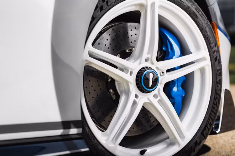 Mẫu xe vẫn được trang bị bốn động cơ điện tạo ra công suất tổng hợp 1.877 mã lực và mô-men xoắn 2.340 Nm cùng bộ pin 120 kWh. Giống như Battista thông thường, khả năng tăng tốc 0 – 100 km/h của chiếc xe vẫn ấn tượng với thời gian chỉ 1,86 giây, tăng tốc 0 – 200 km/h trong 4,75 giây và tốc độ tối đa được giới hạn điện tử ở mức 350 km/h.