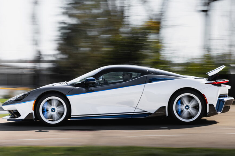 Pininfarina đã hoàn thành “siêu phẩm” này và đặt tên đầy ý nghĩa “Reversario”. Siêu xe Pininfarina Battista Anniversario từng được ra mắt vào năm 2020 để kỷ niệm 90 năm thành lập thương hiệu thiết kế với màu sơn đặc biệt và số lượng sản xuất giới hạn 5 chiếc.