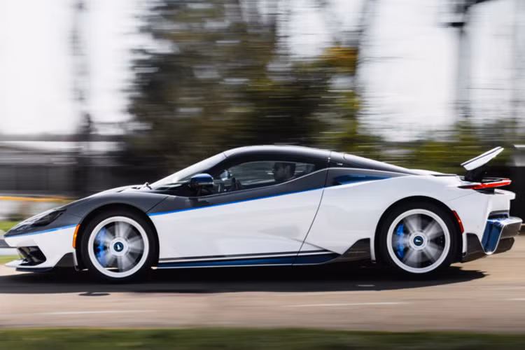 Pininfarina đã hoàn thành “siêu phẩm” này và đặt tên đầy ý nghĩa “Reversario”. Siêu xe Pininfarina Battista Anniversario từng được ra mắt vào năm 2020 để kỷ niệm 90 năm thành lập thương hiệu thiết kế với màu sơn đặc biệt và số lượng sản xuất giới hạn 5 chiếc.