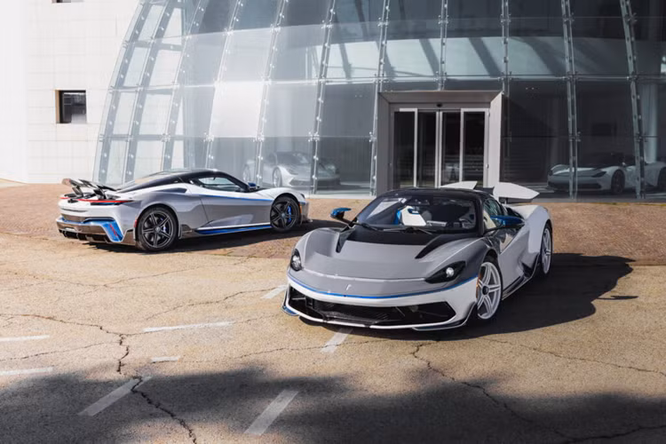 Với những chiếc Pininfarina Battista đặc biệt này, khách hàng mua xe có thể “thỏa sức” cá nhân hóa chiếc xe theo sở thích của mình. Một trong số chủ sở hữu của mẫu xe Battista “Anniversario” đã đặt mua thêm một chiếc Battista khác và yêu cầu thương hiệu này tạo ra phối màu hoàn toàn đối nghịch với chiếc Anniversario của anh.