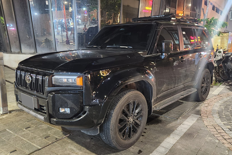 Hệ thống phanh hỗ trợ đỗ xe, chống giả lập bước sóng và cảm biến chuyển động trong xe cũng được trang bị cho mẫu SUV này. Toyota Land Cruiser Prado 2025 được phân phối tại Việt Nam với 3 màu sắc là đen, trắng ngọc trai và nâu đồng. Giá bán của xe khởi điểm từ 3,46 tỷ đồng với bản cửa sổ trời đơn và 3,48 tỷ đồng với phiên bản cửa sổ trời toàn cảnh.