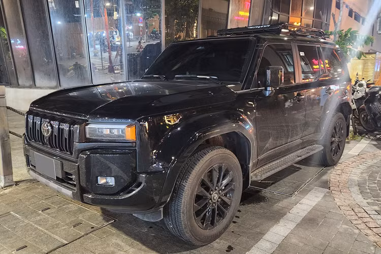 Hệ thống phanh hỗ trợ đỗ xe, chống giả lập bước sóng và cảm biến chuyển động trong xe cũng được trang bị cho mẫu SUV này. Toyota Land Cruiser Prado 2025 được phân phối tại Việt Nam với 3 màu sắc là đen, trắng ngọc trai và nâu đồng. Giá bán của xe khởi điểm từ 3,46 tỷ đồng với bản cửa sổ trời đơn và 3,48 tỷ đồng với phiên bản cửa sổ trời toàn cảnh.