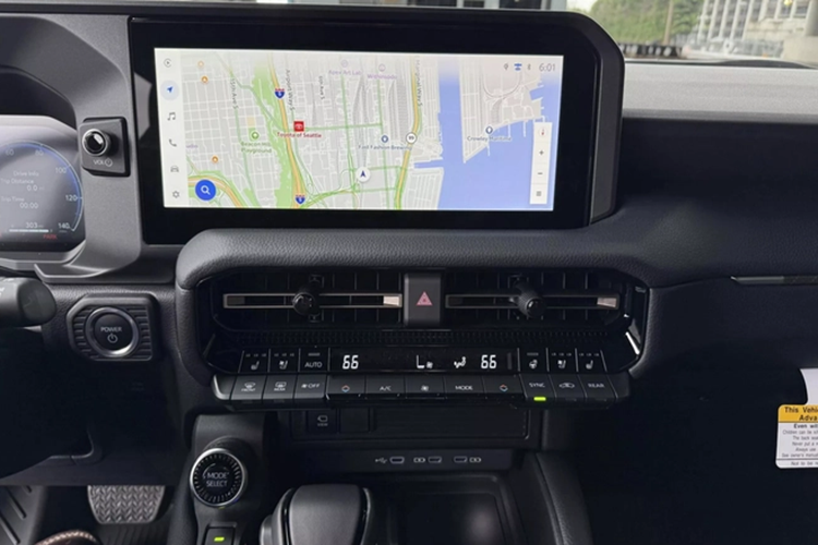 Ngoài ra, xe còn được trang bị cổng sạc được bố trí ở tất cả các hàng ghế và cửa sổ trời một mảnh hoặc cỡ lớn, tùy phiên bản. Nằm bên dưới nắp ca-pô của Toyota Land Cruiser Prado 2025 là động cơ xăng 4 xi-lanh, tăng áp, dung tích 2.4L, sản sinh công suất tối đa đạt 267 mã lực và mô-men xoắn cực đại 430 Nm.